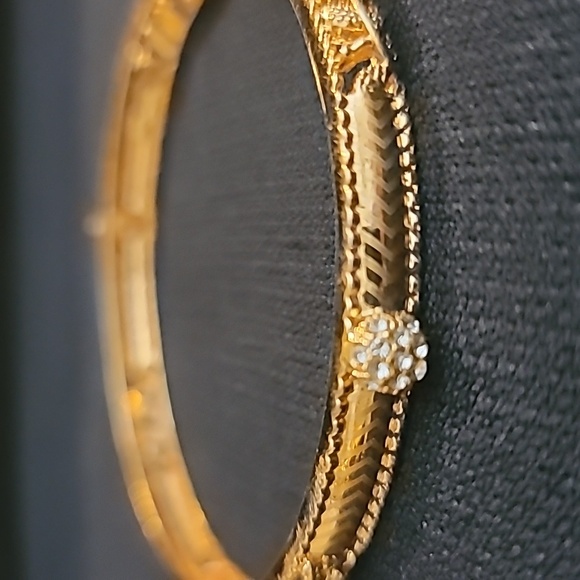 Gold bangle - Picture 8 of 9